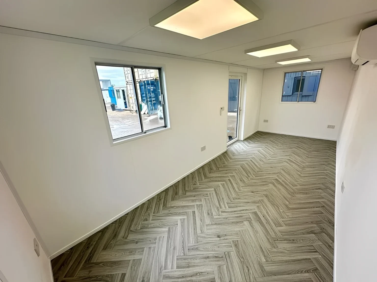 21ft x 8ft Custom Office Cabin – Refurbished Portable Building with A/C & Glazed Door - Image 10