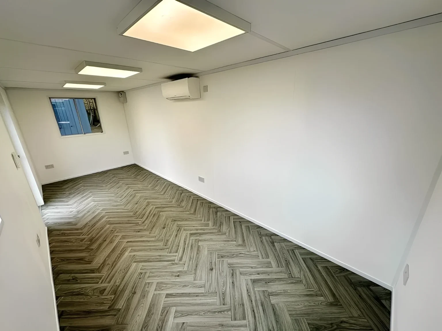 21ft x 8ft Custom Office Cabin – Refurbished Portable Building with A/C & Glazed Door - Image 9
